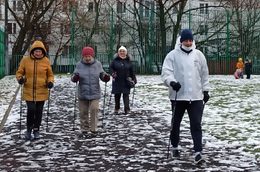 В Алтуфьевском районе пенсионеры активно занимаются скандинавской ходьбой