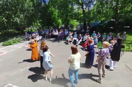 В Лианозове около ста пенсионерок отметили праздник в ритме танца